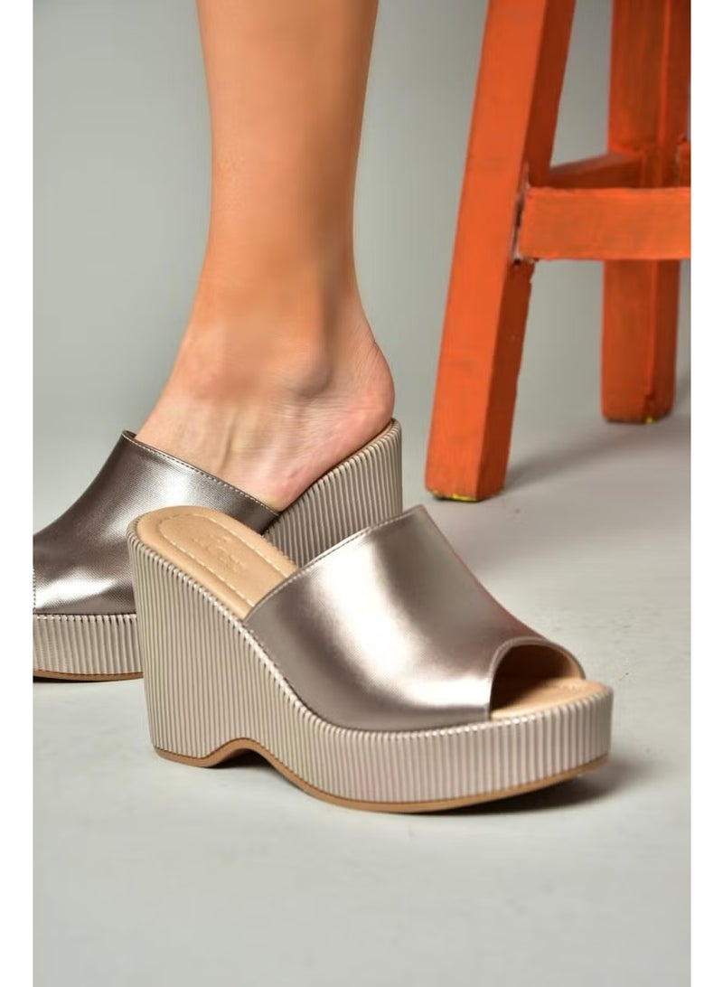 Fox Shoes صنادل نسائية بكعب ويدج بلاتينيوم K250101509 - Image 5